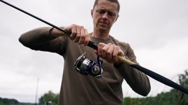 Vliegen Visser Mannelijke Handen Met Vishengel Spinnen Handen Feeder Vrije — Stockvideo