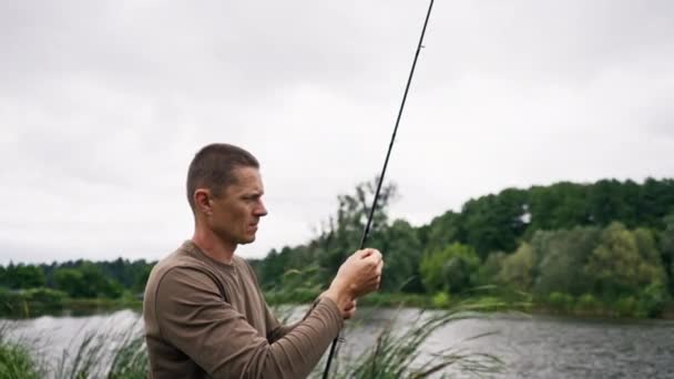 Mosca Pescador Mãos Masculinas Com Haste Pesca Girando Mãos Alimentador — Vídeo de Stock