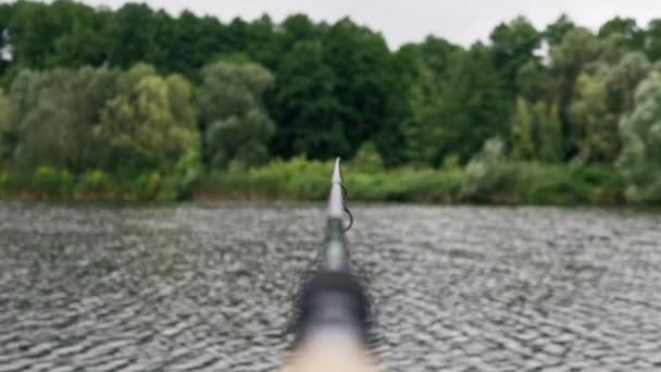 Zbliżenie Przędzenie Tle Ciemna Rzeka Sporty Wodne Wędkarstwo Hobby Aktywny — Wideo stockowe