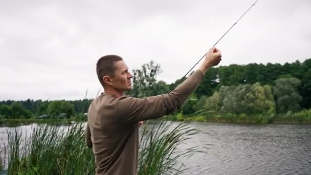 Vola Pescatore Mani Maschili Con Canna Pesca Filatura Mani Alimentatore — Video Stock