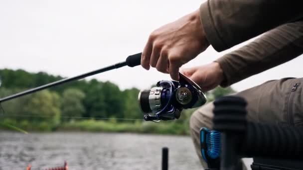 Close Mosca Pescador Mãos Masculinas Com Haste Pesca Girando Mãos — Vídeo de Stock