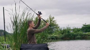 Balıkçı elinde olta ya da dönen olta ve profesyonel aletlerle nehir kıyısında oturur göl sporlarında balık tutar.