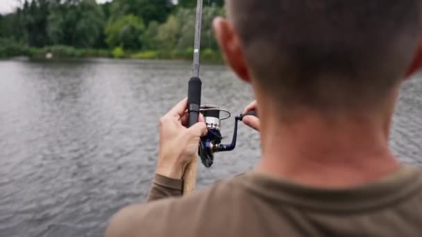강둑에 도구와 스포츠 낚시에서 물고기를 — 비디오