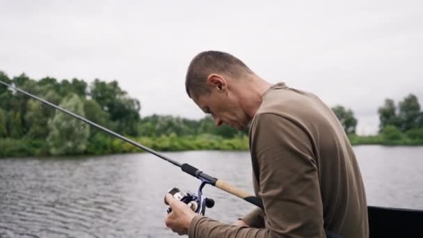 Halászat Horgászbottal Vagy Forgó Professzionális Eszközök Folyóparton Hátsó Nézet Húzza — Stock videók