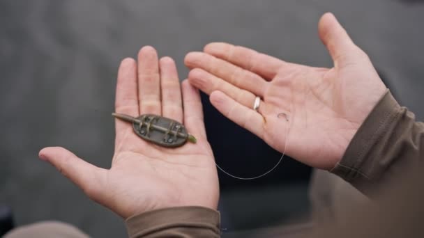 Κοντινό Πλάνο Χέρι Αρσενικού Ψαρά Γαντζώνοντας Δόλωμα Στο Γάντζο Ενός — Αρχείο Βίντεο