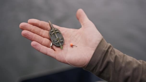 Gros Plan Main Pêcheur Mâle Enfilant Appât Sur Crochet Une — Video
