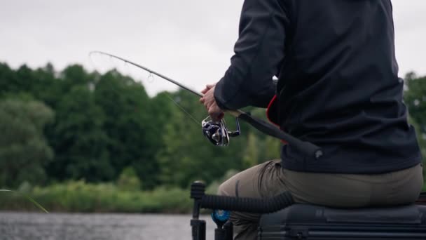 Balıkçıyı Oltayla Dönen Aletlerle Yaklaş Nehir Kıyısında Dikiz Aynasından Balık — Stok video