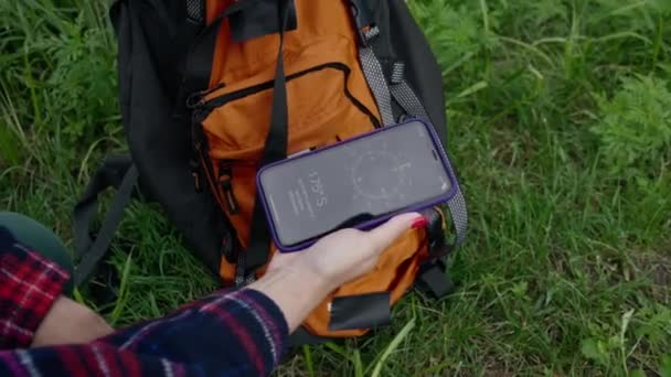 Close Uma Mochila Turística Fundo Natureza Mãos Segurando Smartphone Com — Vídeo de Stock