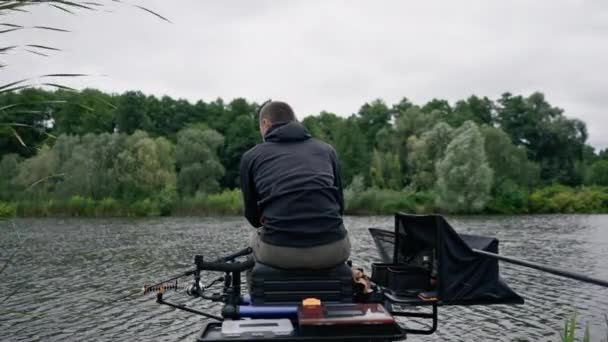 강둑에 도구와 스포츠 낚시에서 물고기를 — 비디오