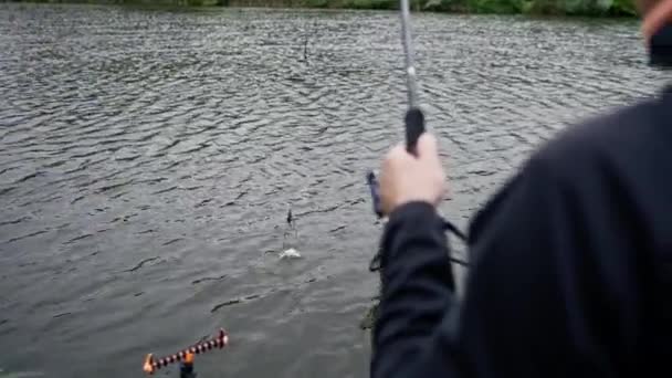 Pescador Com Vara Pesca Ferramentas Profissionais Girando Margem Rio Puxando — Vídeo de Stock