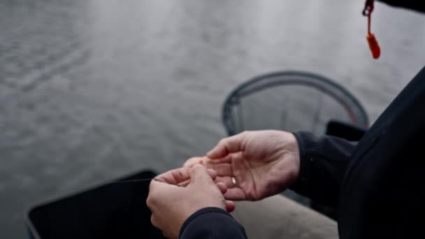 クローズアップ男性漁師の手ひらひもで川魚を捕獲するための釣り棒のホック — ストック動画