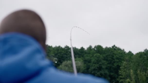 Рибалка Риболовецьким Стрижнем Або Прядінням Професійними Інструментами Сидять Березі Річки — стокове відео