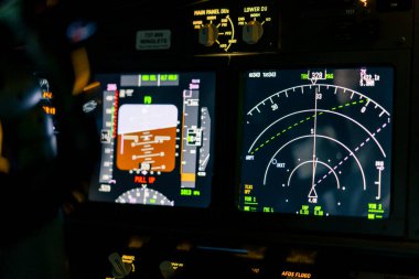 Bir uçak kokpiti merkez panelinin ana uçuş ekran navigasyonuyla yakın plan uçak pilotu panellerini göster