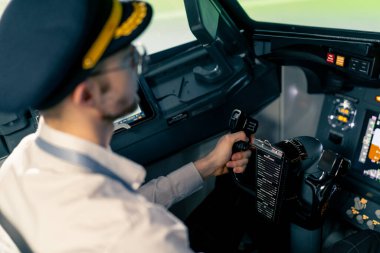 Uçuş konsepti sırasında bir uçağın kokpitinde yakın plan pilotu elinde döner direksiyon tutuyordu.