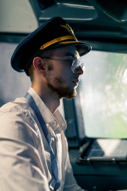 Kokpitteki pilot uçuş türbülans simülatör nakli sırasında uçağı kontrol ediyor.