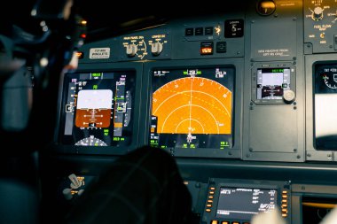 Uçak ekranlarının kokpitindeki radar kontrol ve navigasyon panelinin kapatılması uçuş simülatörü düğmelerini kapatır