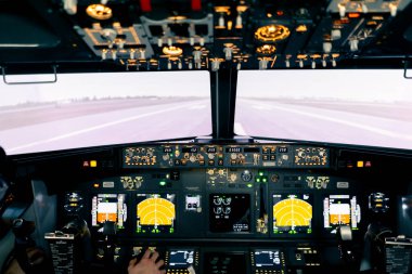 Uçak ekranlarının kokpitindeki radar kontrol ve navigasyon paneli ve pist uçuş simülatörünün penceresinden düğme görüntüsü
