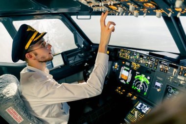 Uçak kontrol simülatöründeki genç pilotlar uzun mesafe uçuş simülatörü sırasında hava ulaşımını kontrol ediyorlar.