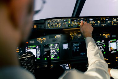 Bir uçak kokpiti merkez panelinin ana uçuş ekran navigasyonuyla yakın plan uçak pilotu panellerini göster
