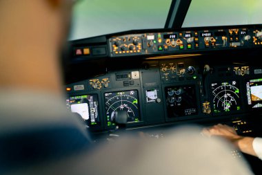 Bir uçak kokpiti merkez panelinin ana uçuş ekran navigasyonuyla yakın plan uçak pilotu panellerini göster