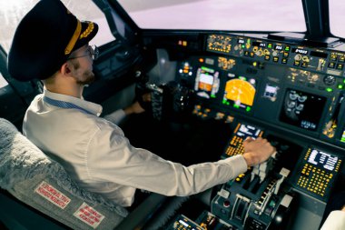 Uçak pilotu uçuş sırasında gaz pedalını veya kalkış kokpiti görüntüsünü kontrol eder.
