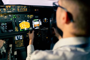 Bir uçak kokpiti merkez panelinin ana uçuş ekran navigasyonuyla yakın plan uçak pilotu panellerini göster