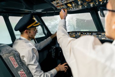 Uçak kabin pilotları uçak elektroniklerini tuşlarına basarak kontrol eder Yolcu uçağı hazırlığı kalkış simülatörü uçuş simülatörü
