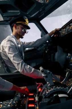 Uçak kabin pilotları uçak elektroniğini kontrol etmek için yolcu uçağı hazırlama simülatörüne basın.
