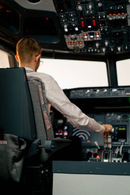 Uçak pilotu uçuş sırasında gaz pedalını veya kalkış kokpiti görüntüsünü kontrol eder.