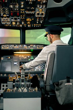 Uçak pilotu uçuş sırasında gaz pedalını veya kalkış kokpiti görüntüsünü kontrol eder.