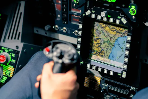 Bir Uçak Kokpiti Merkez Panelinin Ana Uçuş Ekran Navigasyonuyla Yakın — Stok fotoğraf