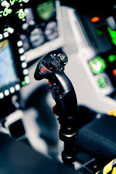 具有方向盘和飞机飞行模拟器控制面板上多个按钮的军用飞机座舱的特写 — 图库照片