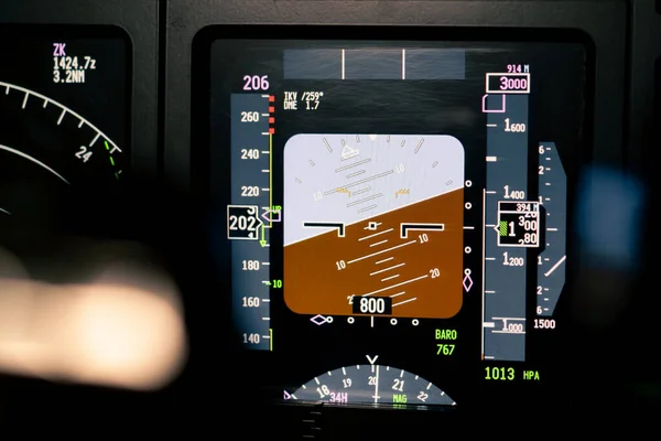 具有主飞行显示屏导航显示的飞机驾驶舱中心面板的特写 — 图库照片