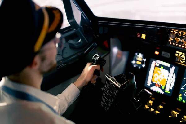 飞机驾驶舱中的飞行员 在飞行过程中手持旋转方向盘 — 图库照片