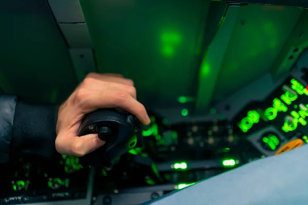 Zbliżenie Kokpitu Samolotu Wojskowego Pilota Kołem Kierownicy Wieloma Przyciskami Panelu — Zdjęcie stockowe