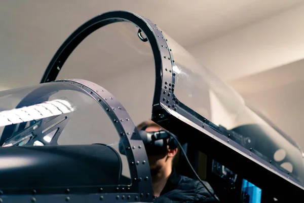 Menino Sentado Simulador Voo Avião Militar Vestindo Óculos Realidade Virtual — Fotografia de Stock