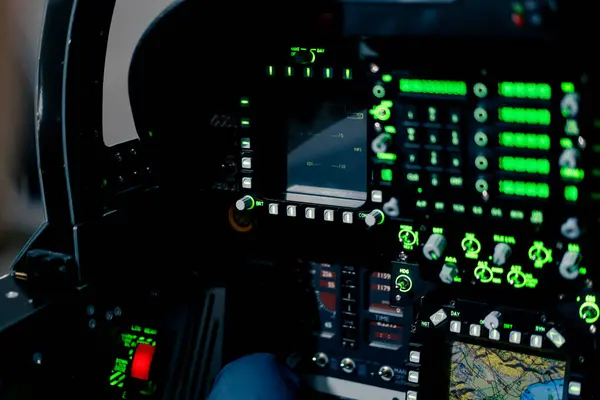 具有方向盘和飞机飞行模拟器控制面板上多个按钮的军用飞机座舱的特写 — 图库照片