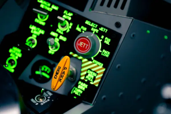 飛行機の飛行シミュレーターのコントロールパネル上の多くのボタンを持つ乗客機のコックピットのクローズアップ — ストック写真
