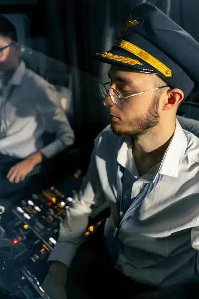 Uçak Kontrol Simülatöründeki Genç Pilotlar Uzun Mesafe Uçuş Simülatörü Sırasında — Stok fotoğraf
