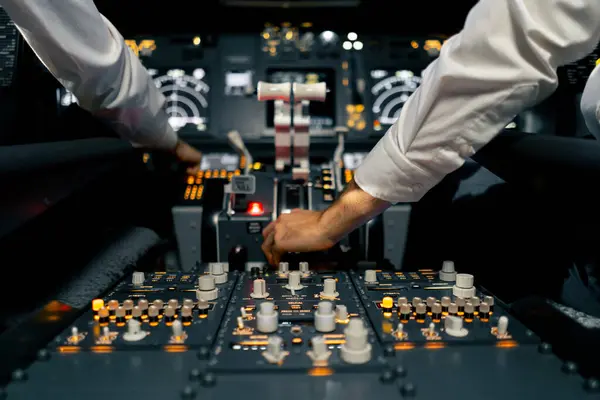 飞机飞行模拟器控制面板上有多个按钮的客机座舱的特写 — 图库照片