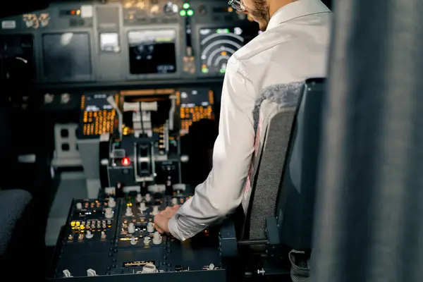Pilot Yolcu Gemisini Kalkışa Hazırlamak Için Düğmelere Basarak Uçağın Elektronik — Stok fotoğraf