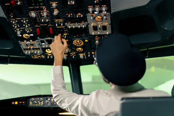 飞机机舱飞行员按下按钮检查飞机的电子设备 准备客机起飞 — 图库照片