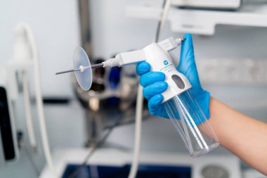 Profesyonel bir endoskopi cihazını klinikteki eldivenli bir elde tutan bir ENT doktorunun yakın çekimi.