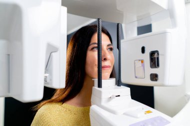 Plastik cerrahi kliniğinde burun ve ağız boşluğunun 3 boyutlu taramasını yapan güzel bir kadının portresi.
