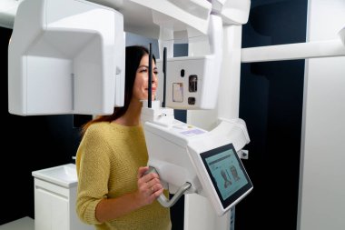 Plastik cerrahi kliniğinde burun ve ağız boşluğunun 3 boyutlu taramasını yapan güzel bir kadının portresi.