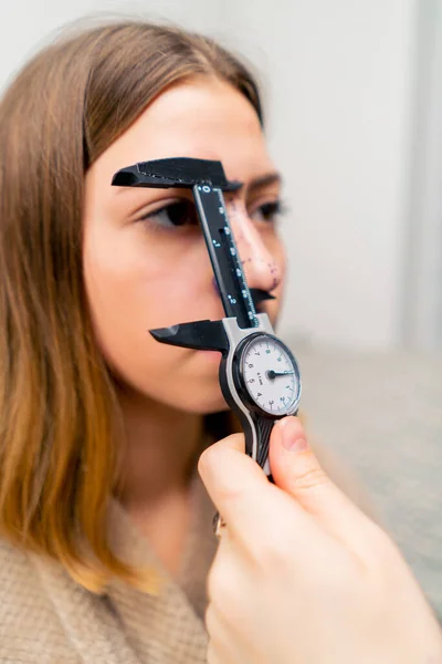 Close Doctor Holds Ent Instrument Measure Nose Female Patient Plastic — Stock Photo, Image