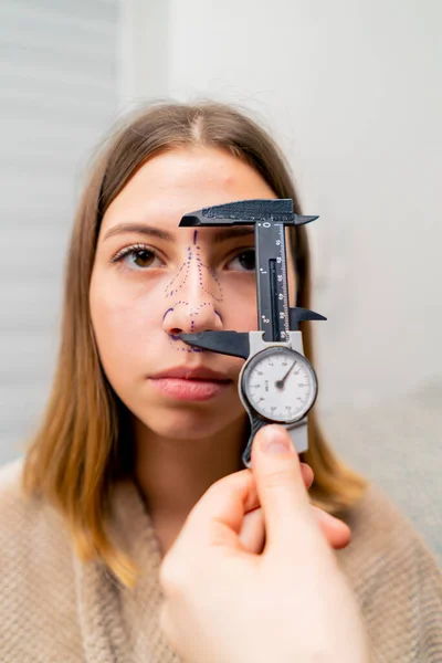 Lekarz Bliska Posiada Przyrząd Laryngologiczny Pomiaru Nosa Pacjentki Przed Operacją — Zdjęcie stockowe