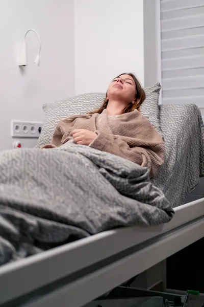 Paciente Enfermo Hospital Está Acostado Una Cama Estornudando Sufriendo Secreción —  Fotos de Stock