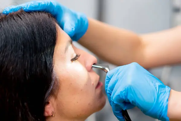 Médico Otorrinolaringologista Close Examina Cavidade Nasal Paciente Escritório Clínica Com — Fotografia de Stock