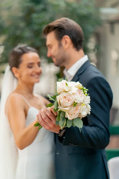 Portrait Happy Lovers Bride Groom White Dress Veil Newlyweds Dance — Stock Photo, Image